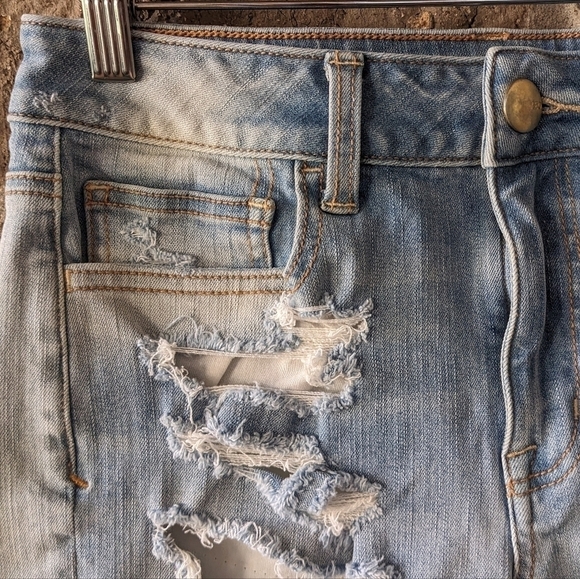 NWOT AEO Light Wash Denim Distressed Hi-Rise Shortie Jean Shorts Size 4 - Picture 2 of 7